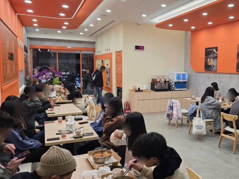 八種獨特湯頭任你選，料超多就像在吃小火鍋